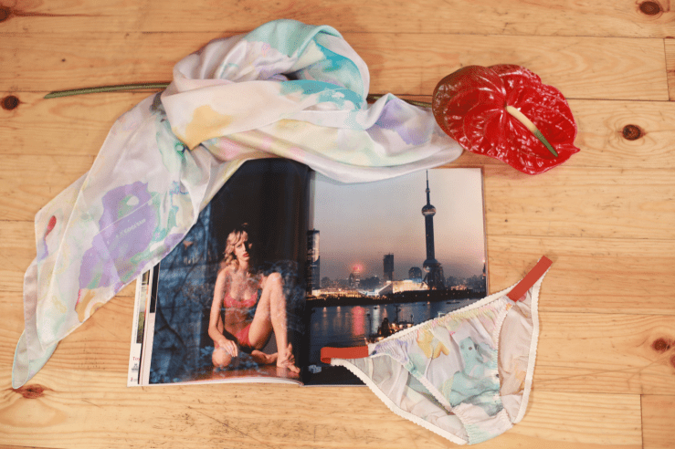 Modèle 2 P.M. Dessù - Foulard Cocktails Editions x Dessù 100% crêpe de soie - Livre 100 photos de Bettina Rheims pour la liberté de la presse - Photographe © Victor Schnetzer - eleonoreterzian.com