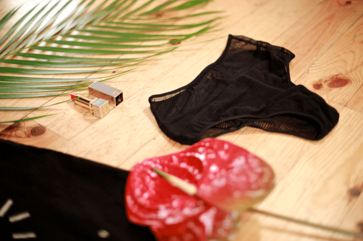 Modèle 10 P.M. Dessù - Tote bag Dessù - Rouge à lèvres Yves Saint Laurent "Rouge Pur Couture" - Photographe © Victor Schnetzer - eleonoreterzian.com