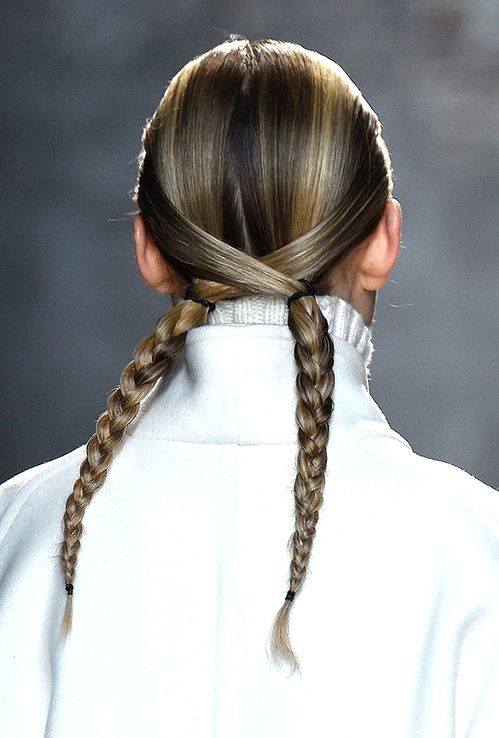 La double tresse twistée de Sally Lapointe - vogue.fr