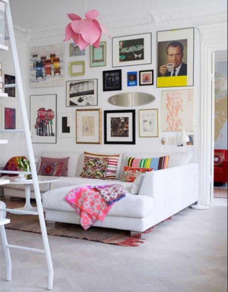 Un salon arty avec des cadres, des miroirs et des cartes postales.Trendymood.com - cotemaison.fr