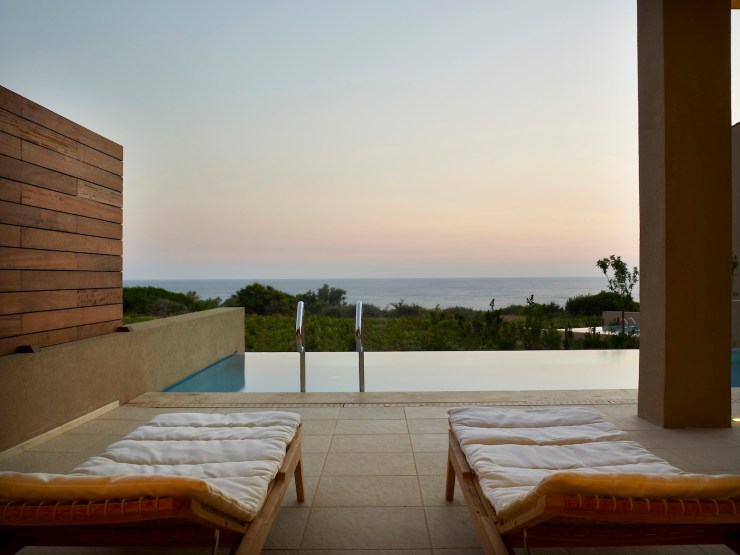 lofficielmode.com/lifestyle/poser-ses-valises-costa-navarino