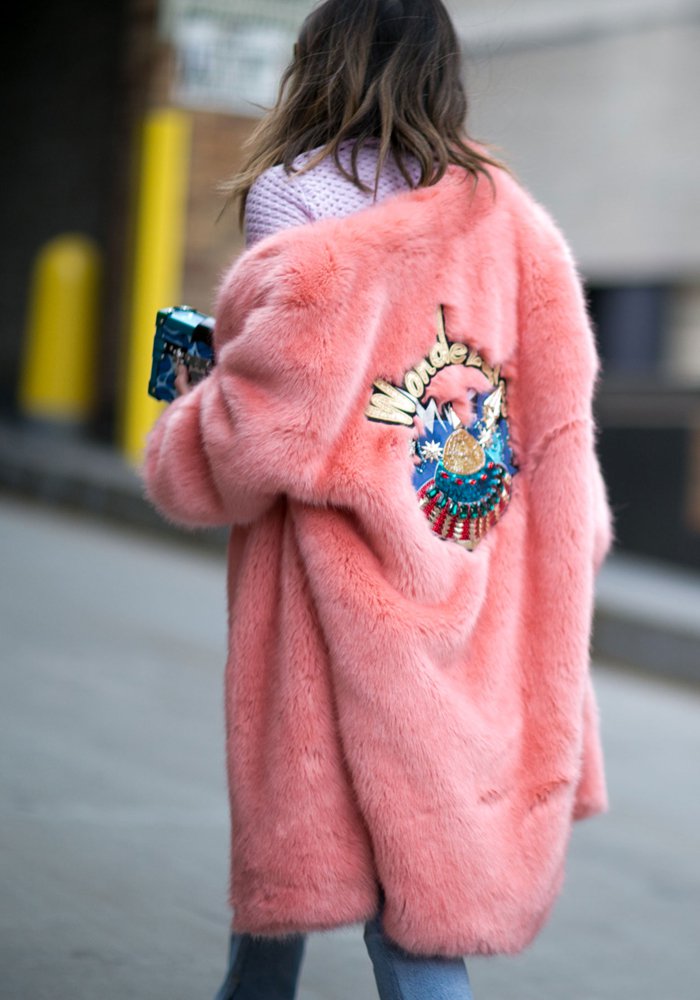 Aimee Song - pink fur coat - fourrure rose - street style - Photo : Imaxtree - leseclaireuses.com 