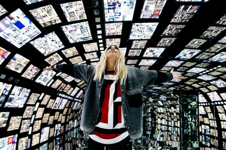 Samsung 877 flagship store - NYC - Instagram @837nyc