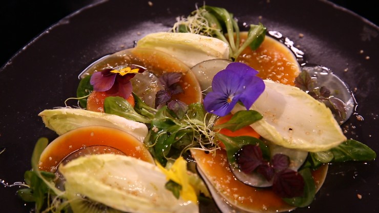 Carpaccio du potager, vinaigrette à l'huile d'argan, fleurs du moment, par Julie Basset - france2.fr